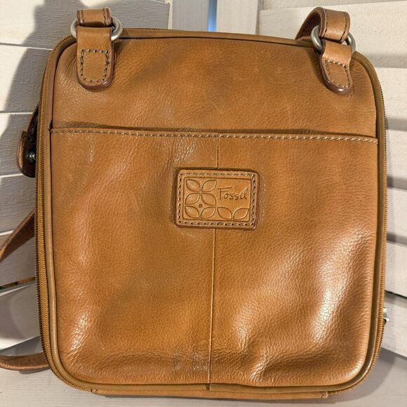 Fossil Handbags - Fossil Brown Leather Shoulder Bag – Timeless and Versatile Design EUC